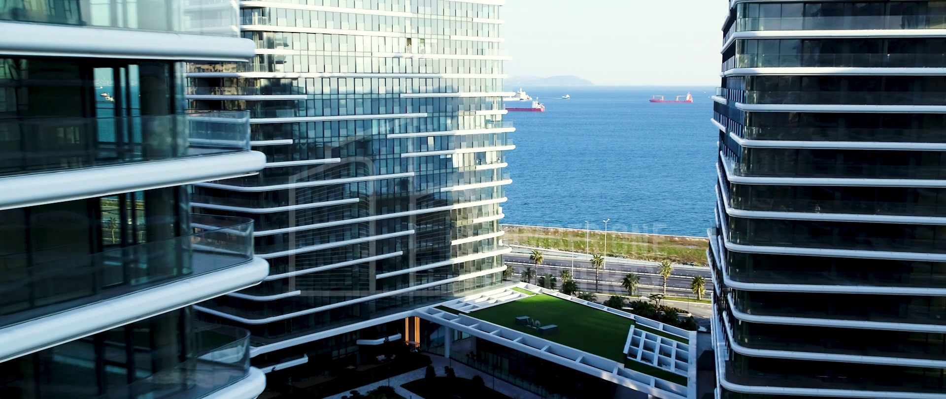 مشروع متميز بأطلالة بانورامية على البحر